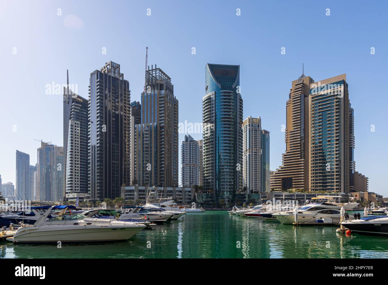 Dubai Marina Skyline e porto, Dubai City, con yacht di lusso, Emirati Arabi Uniti. Foto Stock