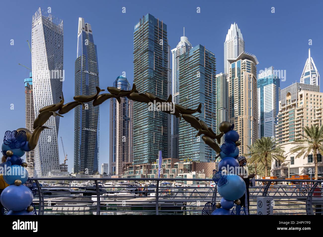 Dubai Marina Walk con il porto turistico e grattacieli sullo sfondo, Emirati Arabi Uniti. Foto Stock