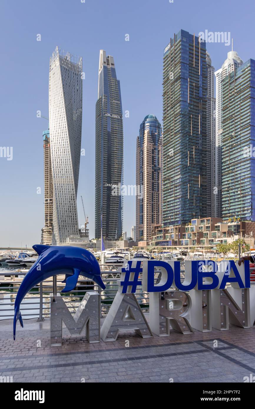 Cartello Dubai Marina con grattacieli sullo sfondo, Emirati Arabi Uniti. Foto Stock