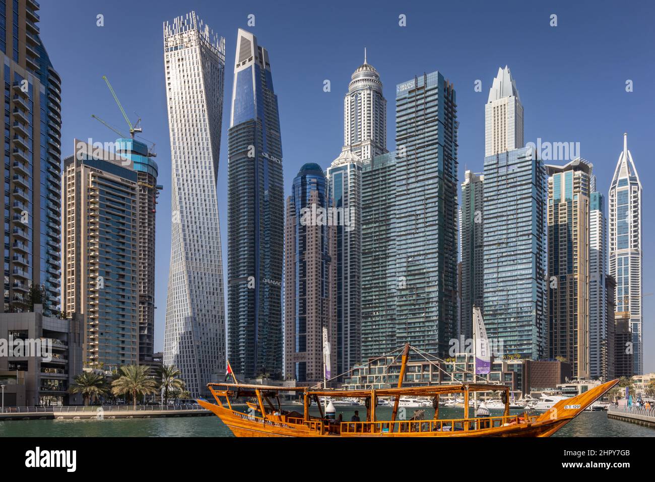 Dubai Marina distretto a Dubai con numerosi grattacieli e hotel residenziali, Emirati Arabi Uniti. Foto Stock