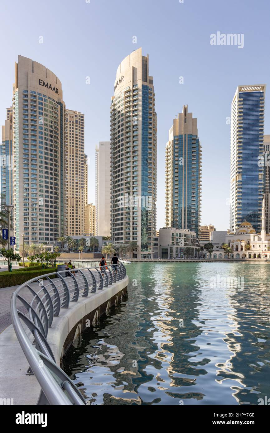 Il famoso Marina Walk, una passeggiata intorno al Dubai Marina, circondato da numerosi grattacieli e alberghi residenziali, Emirati Arabi Uniti Foto Stock