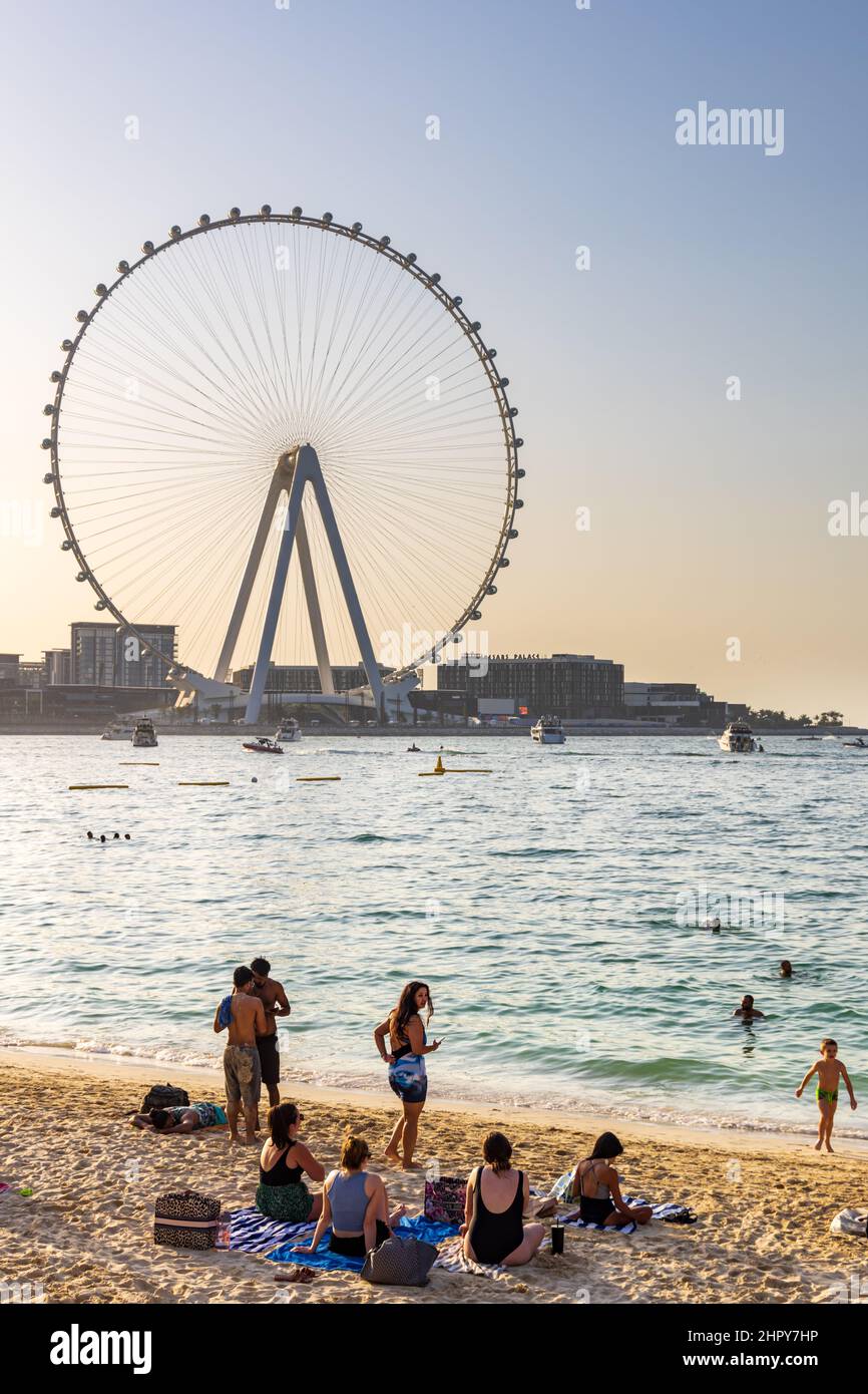 Dubai Marina Beach con la ruota Ain Dubai Eye in lontananza, Dubai, Emirati Arabi Uniti Foto Stock