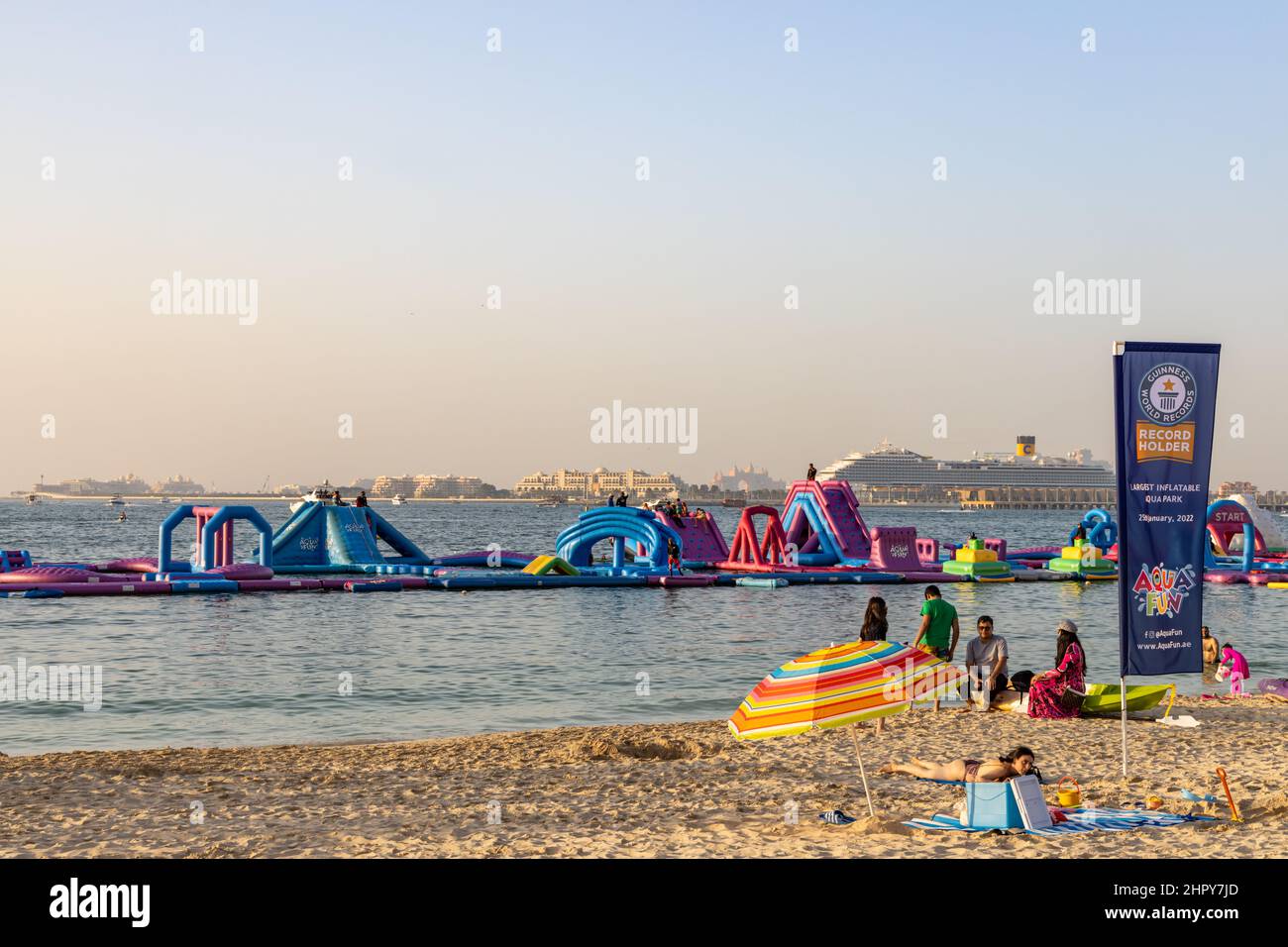 Dubai Marina Beach e aquafun Water Park, Dubai, Emirati Arabi Uniti Foto Stock