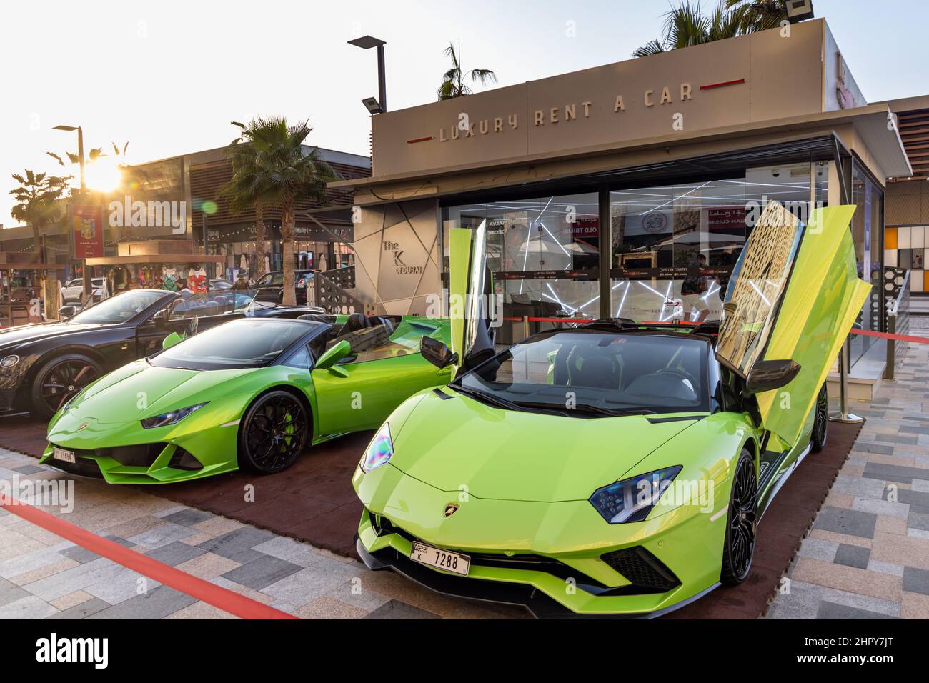 Lusso supercar verde lime Lamborghini 's a noleggio a Dubai. Emirati Arabi Uniti Foto Stock