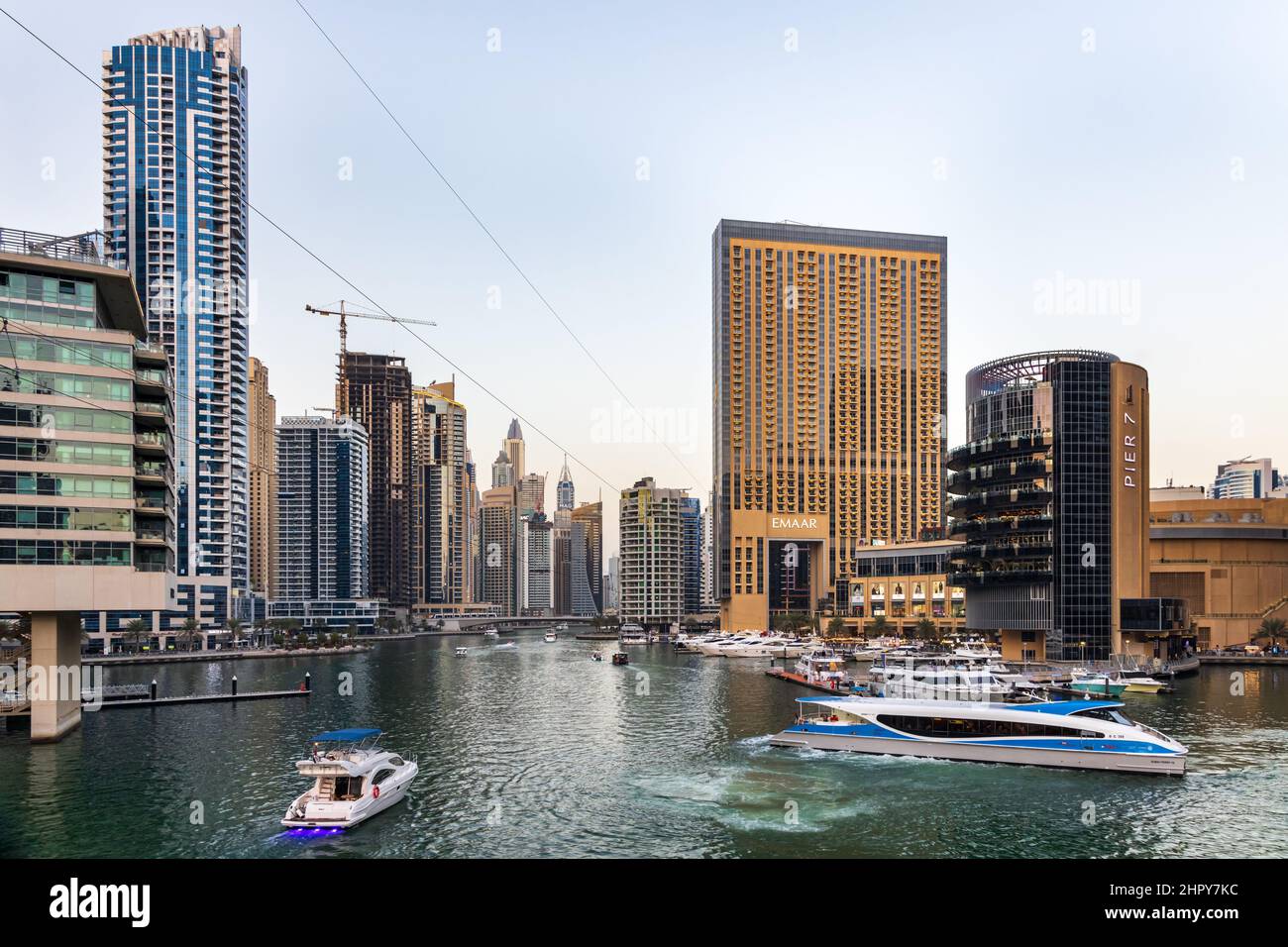 Dubai Marina Skyline, con vista sul Dubai Marina Mall, Emirati Arabi Uniti. Foto Stock