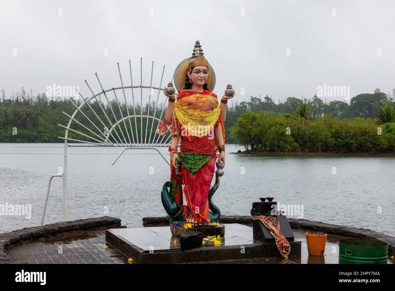 Statua al Grand Bassin Ganga Talao cratere lago nel centro di Mauritius Foto Stock