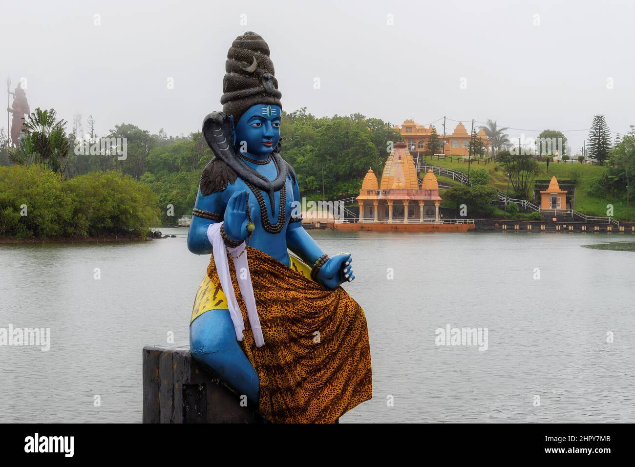 Statua di Shiva in un tempio indù nel lago cratere di Ganga Talao (Grand Basin), Mauritius Foto Stock