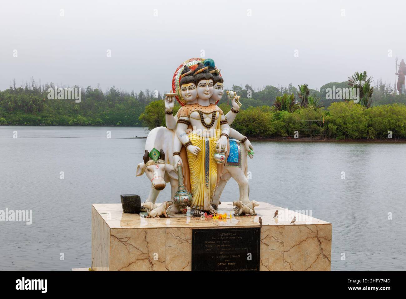 Statua al Grand Bassin Ganga Talao cratere lago nel centro di Mauritius Foto Stock