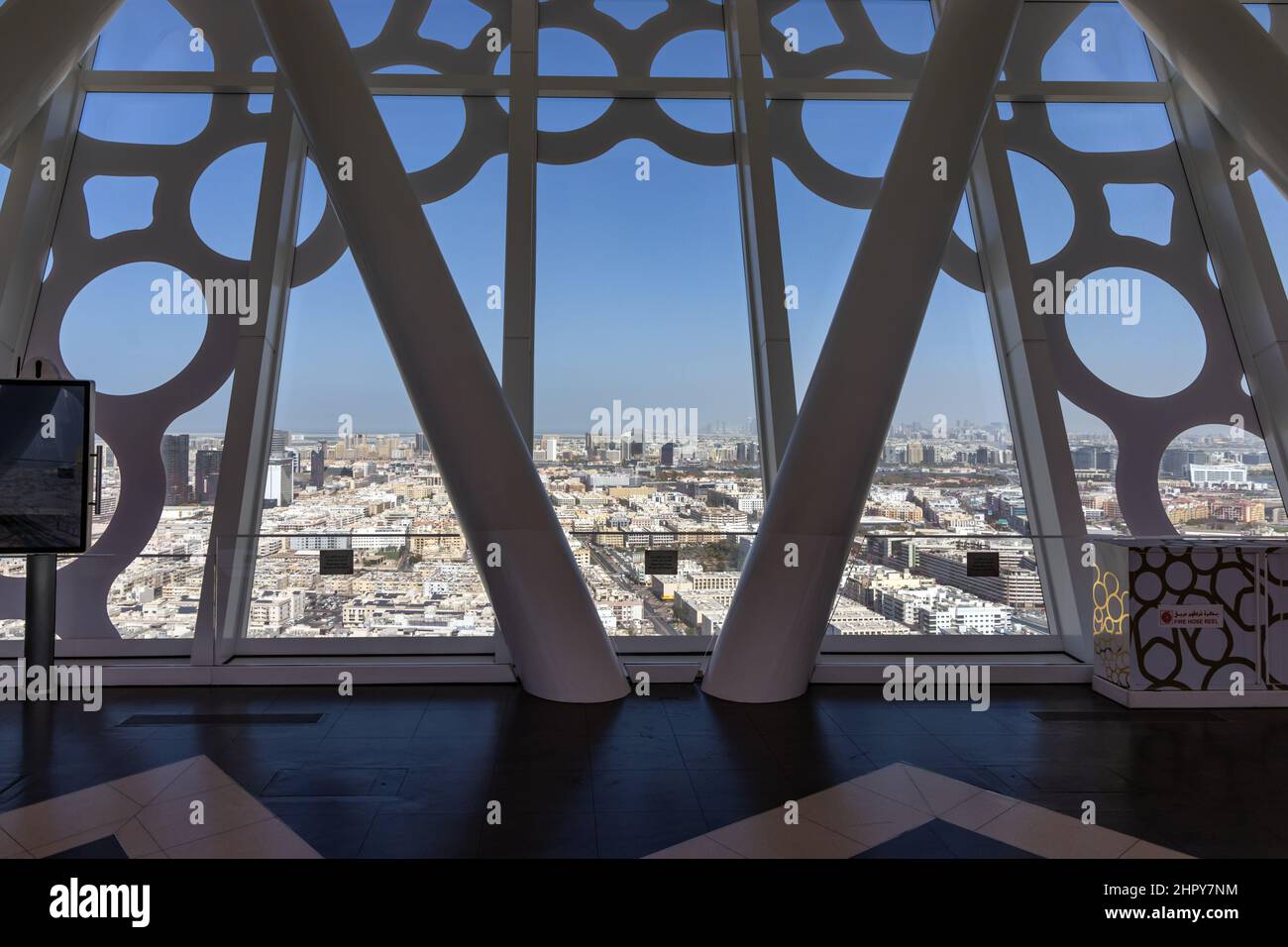 Vista dall'interno della cornice di Dubai, un'attrazione turistica e punto di riferimento nel Parco Zabeel, con una piattaforma panoramica elevata, a Dubai, Emirati Arabi Uniti Foto Stock