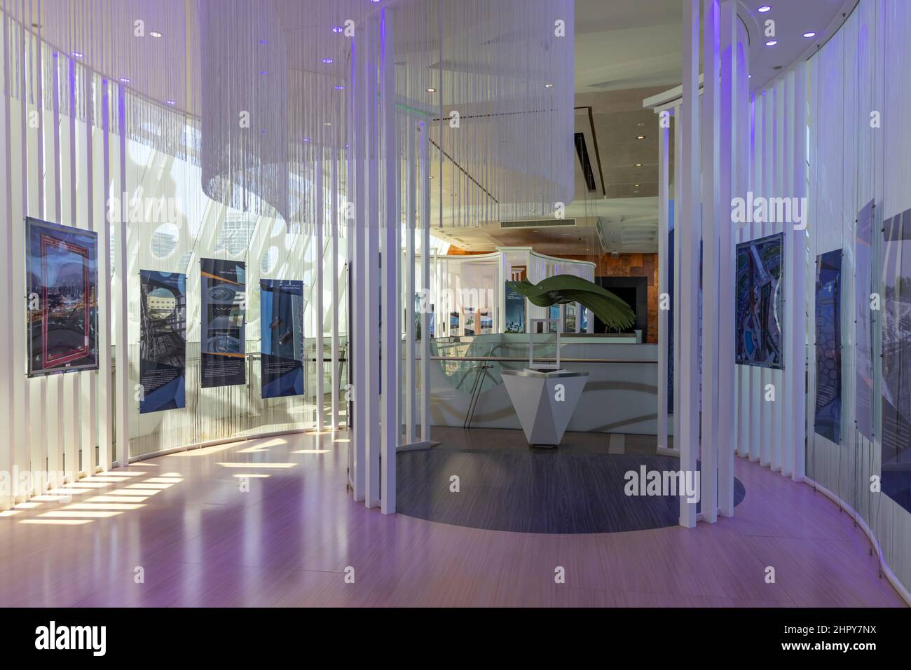 Primo piano all'interno della cornice di Dubai, un'attrazione turistica e punto di riferimento nel Parco Zabeel, con una piattaforma panoramica elevata, a Dubai, Emirati Arabi Uniti Foto Stock