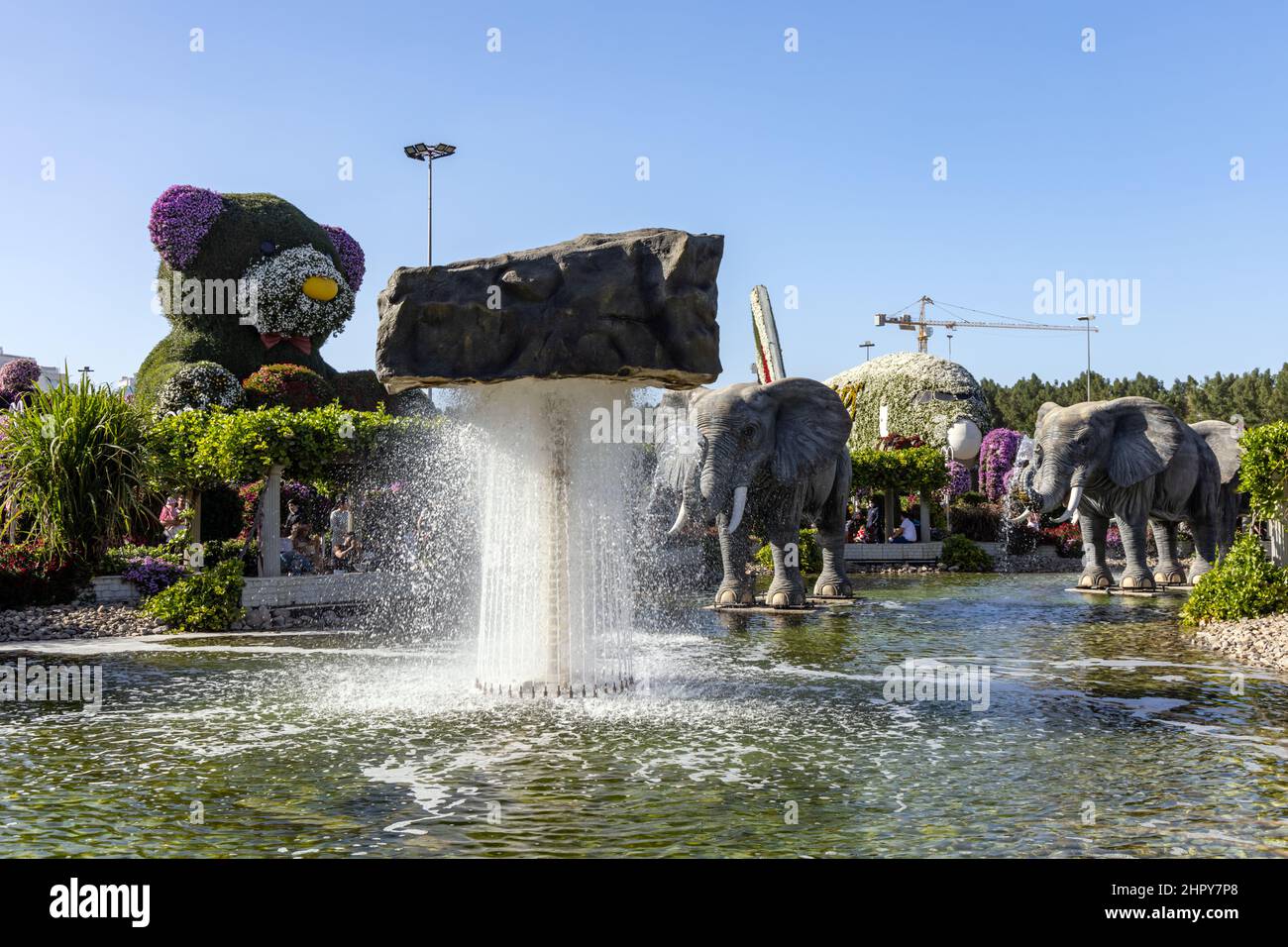 La grande fontana di elefante, situata tra lo stagno poco profondo del Dubai Miracle Garden, Emirati Arabi Uniti. Foto Stock