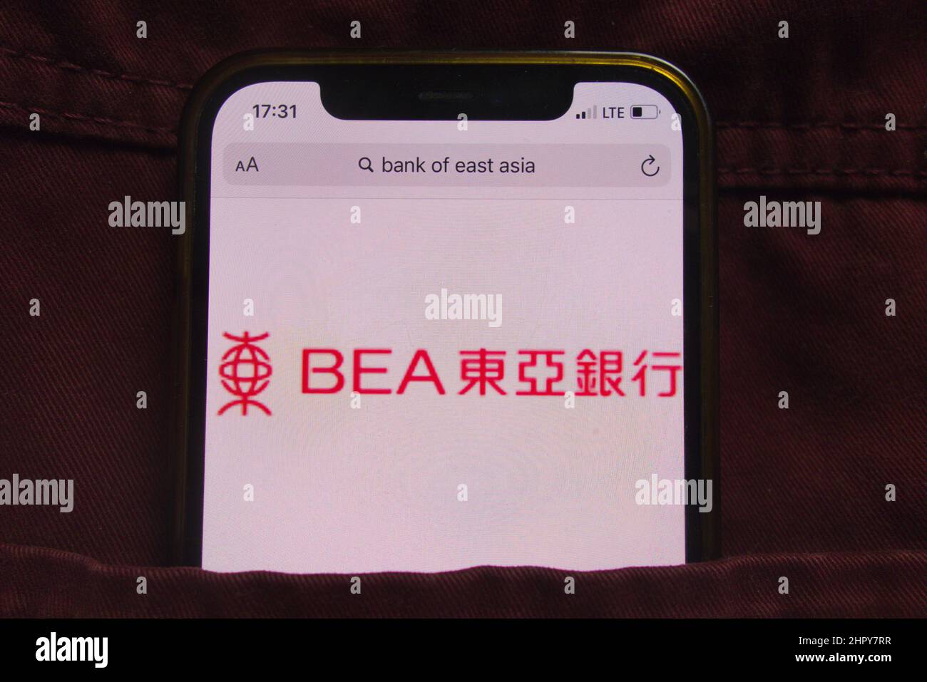 KONSKIE, POLONIA - 22 febbraio 2022: Logo Bank of East Asia Limited visualizzato sul telefono cellulare nascosto in tasca jeans Foto Stock