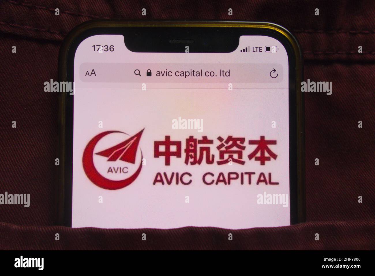 KONSKIE, POLONIA - 22 febbraio 2022: Aviation Industry Corporation of China il logo AVIC è visualizzato sul telefono cellulare nascosto in tasca jeans Foto Stock