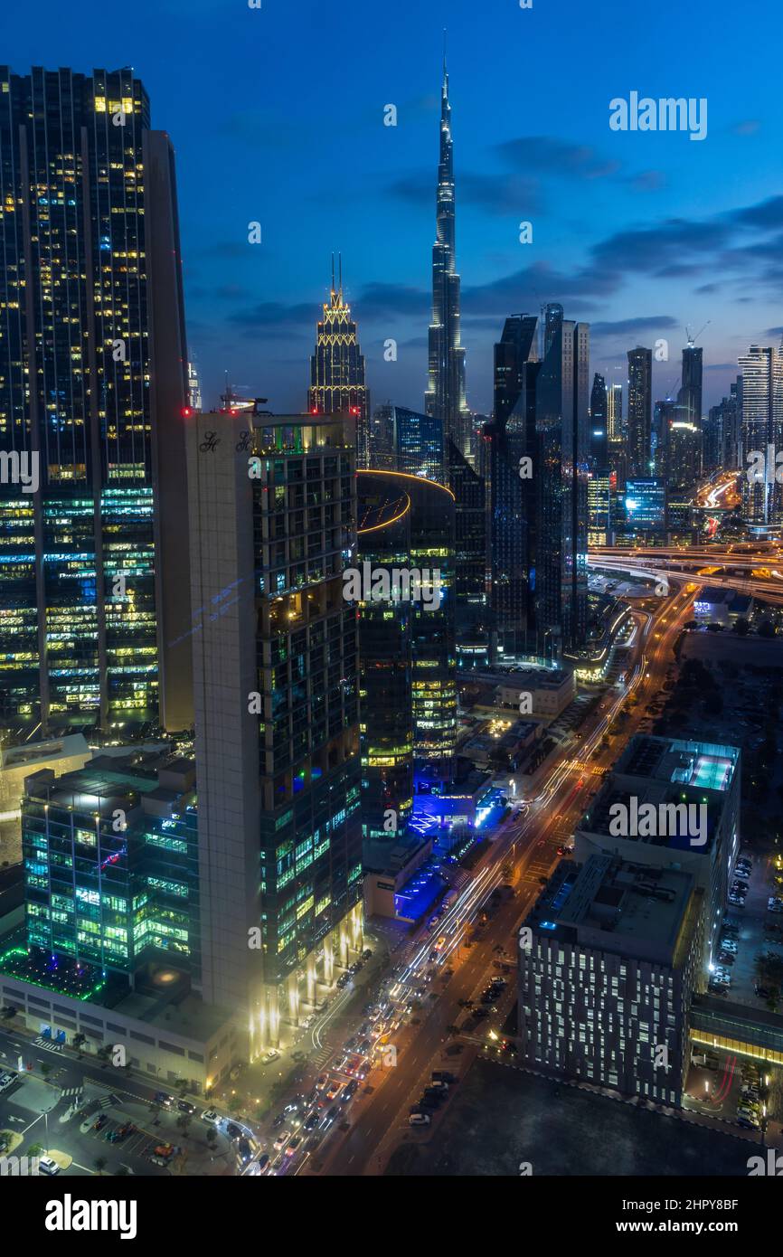 Vista aerea al tramonto del centro di Dubai, con grattacieli e il Burj Khalifa in lontananza. Foto Stock