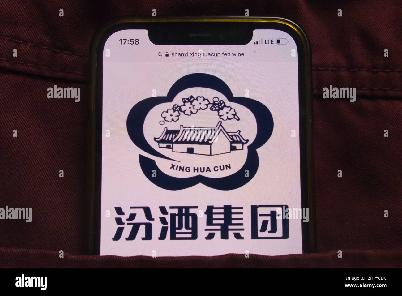 KONSKIE, POLONIA - 22 febbraio 2022: Shanxi Xinghuacun Fen Wine Factory logo azienda visualizzato sul cellulare nascosto in tasca jeans Foto Stock