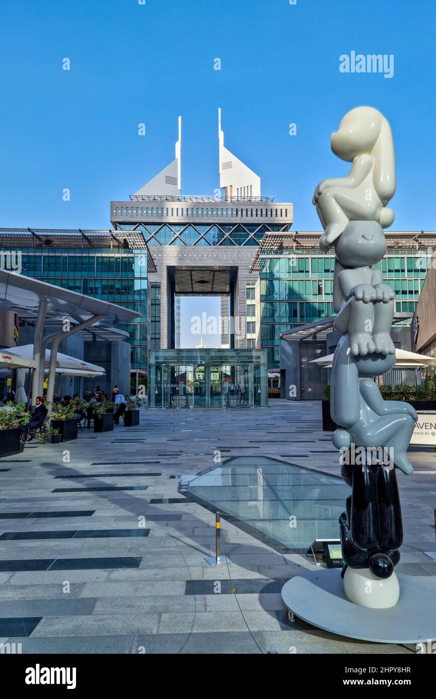 Scultura al Gate Village presso il DIFC Dubai International Financial Center a Dubai, Emirati Arabi Uniti. Foto Stock