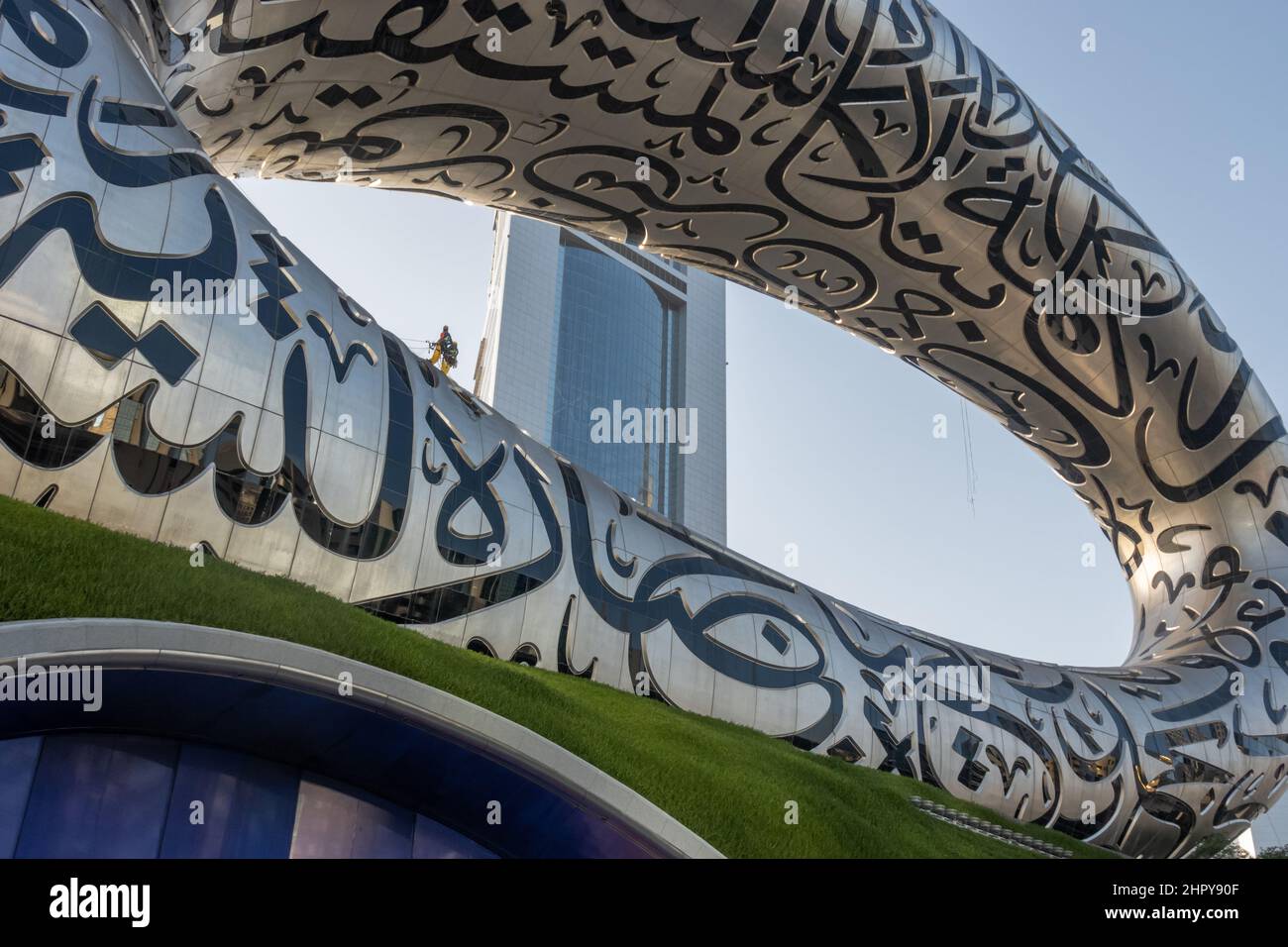 Edificio storico lungo la Sheikh Zayed Road, il futuristico Museo del futuro a Dubai, Emirati Arabi Uniti (Emirati Arabi Uniti). Foto Stock