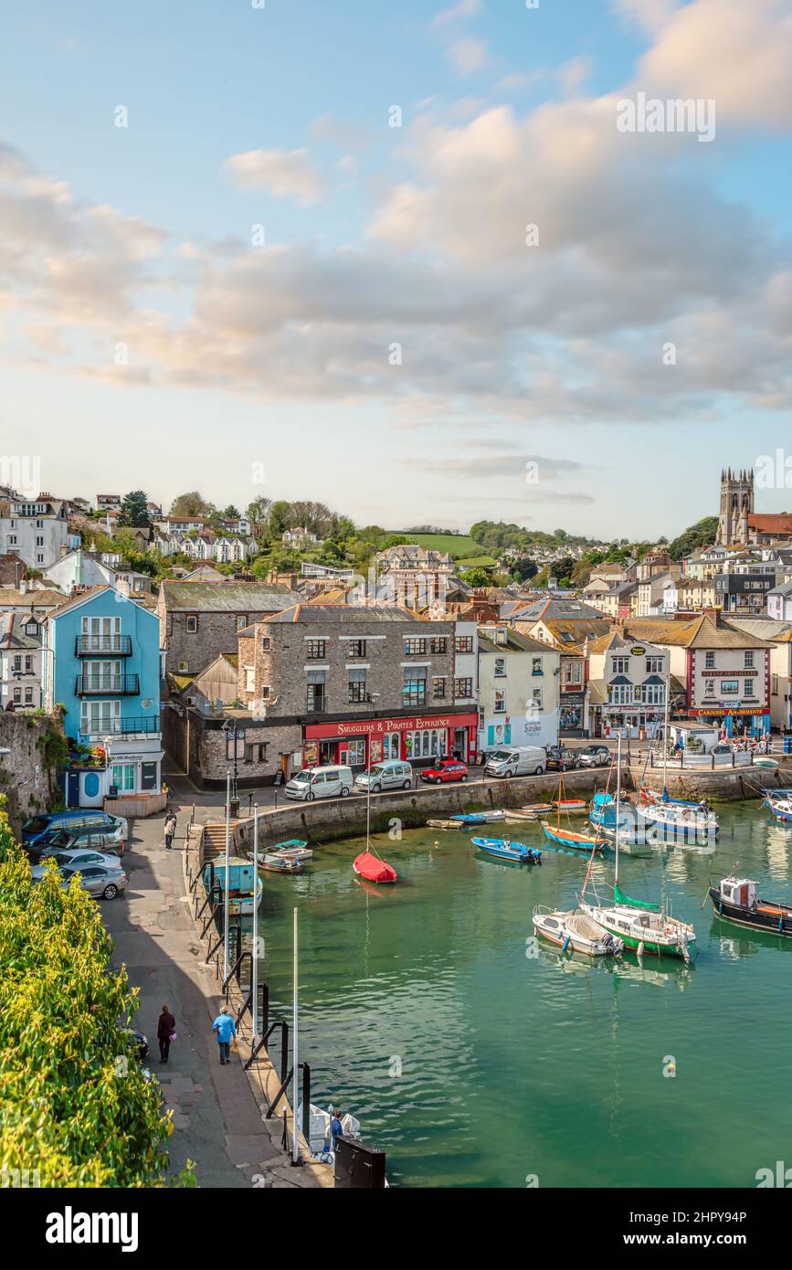 Vista su Brixham presso la costa di Torbay, Devon, Inghilterra, Regno Unito Foto Stock