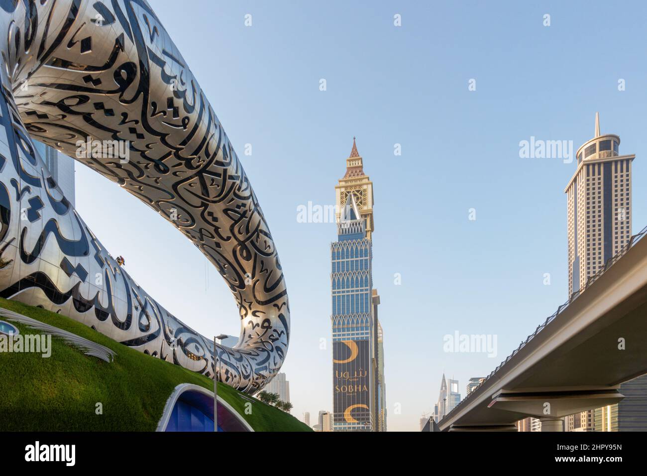 Edificio storico lungo la Sheikh Zayed Road, il futuristico Museo del futuro a Dubai, Emirati Arabi Uniti (Emirati Arabi Uniti). Foto Stock
