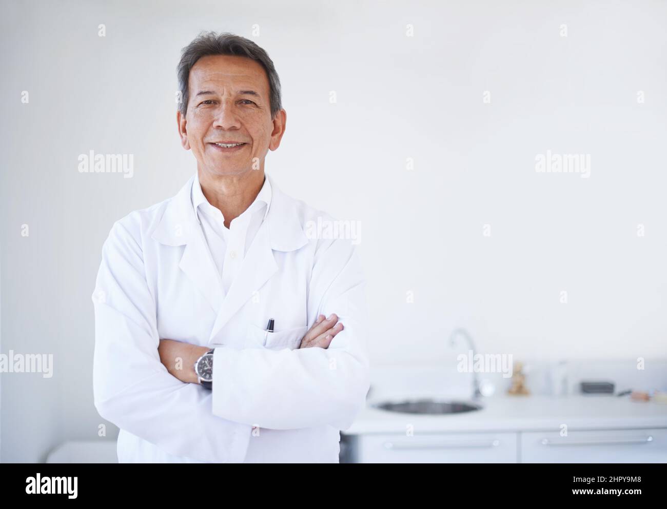 HES il dentista migliore che potreste desiderare. Ritratto di un chirurgo maschio maturo in piedi in ospedale. Foto Stock