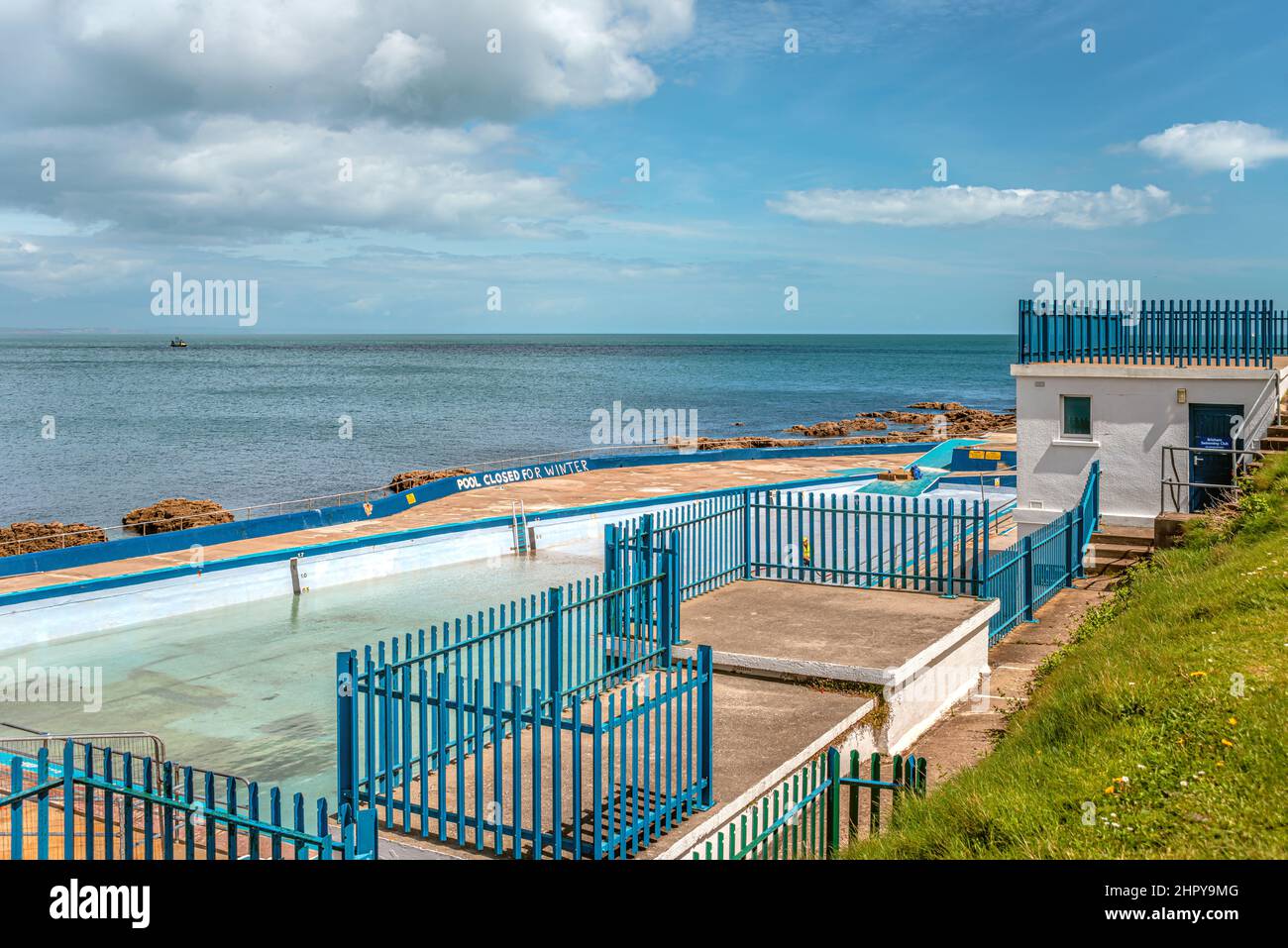 Piscina all'aperto Shoalstone appena prima dell'apertura, Brixham, Torbay, Devon, Inghilterra, REGNO UNITO Foto Stock
