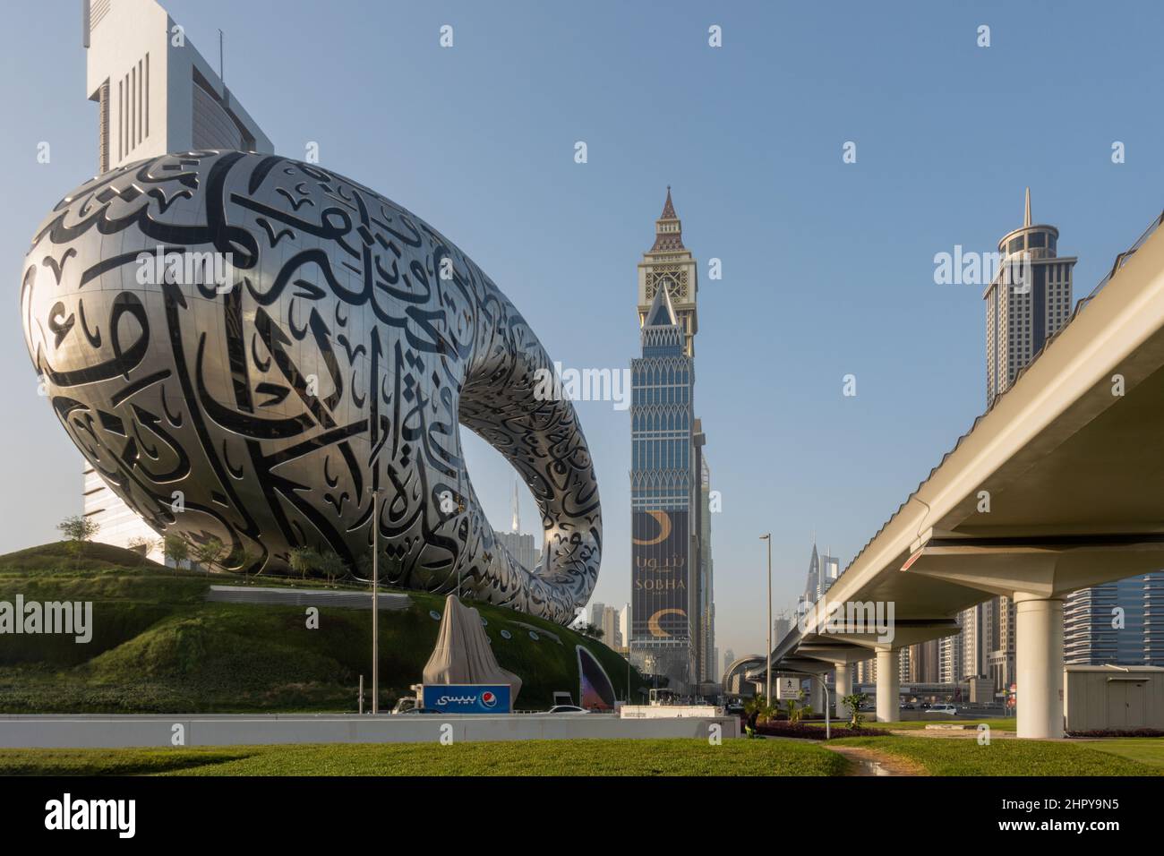 Edificio storico lungo la Sheikh Zayed Road, il futuristico Museo del futuro a Dubai, Emirati Arabi Uniti (Emirati Arabi Uniti). Foto Stock
