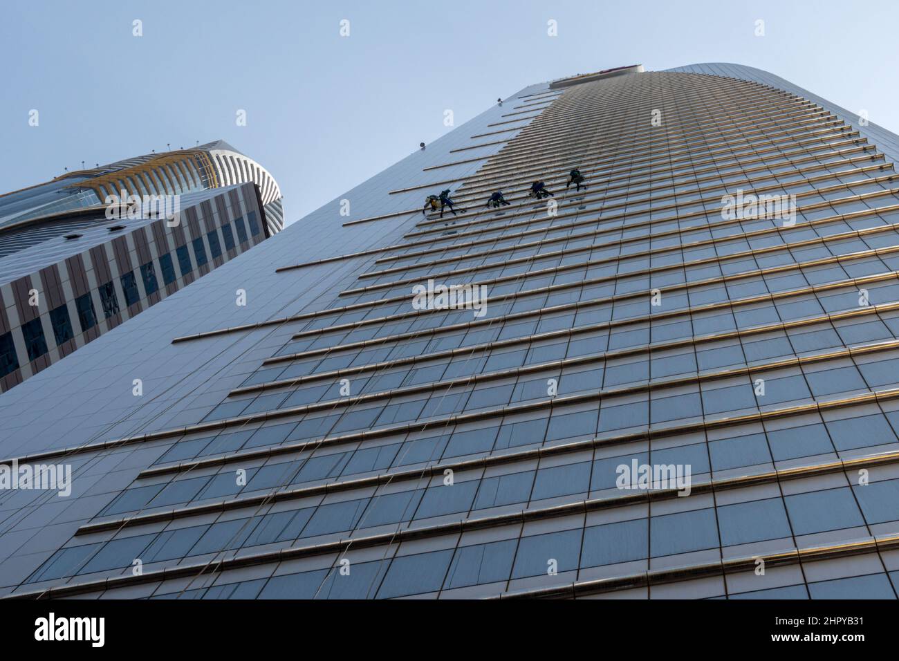 Pulitori per finestre pulizia di un alto edificio alberghiero skyscaper a Dubai Emirati Arabi Uniti Foto Stock
