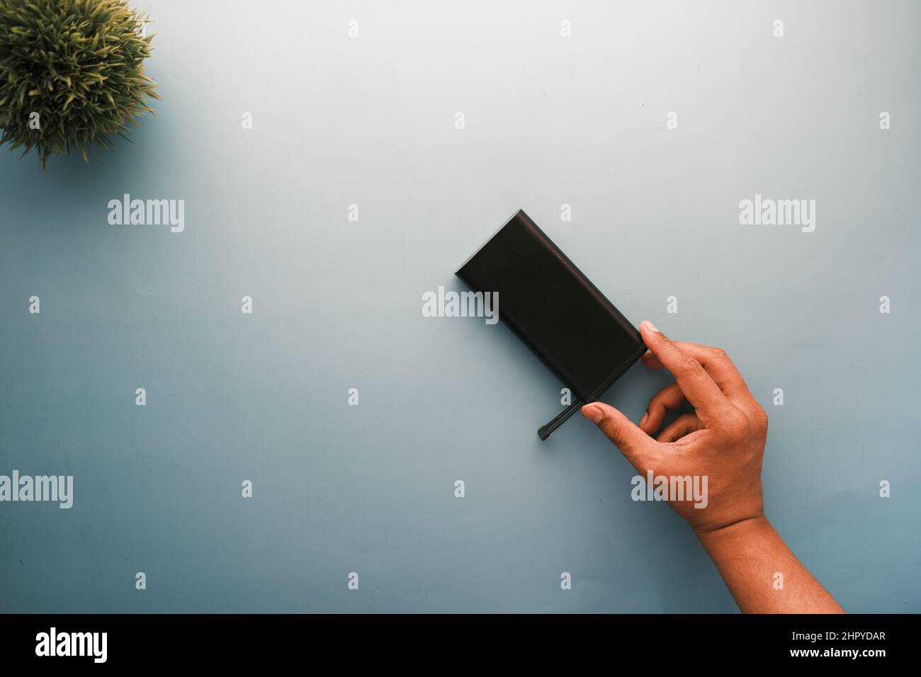 Power bank per caricare i dispositivi mobili sul tavolo. Foto Stock