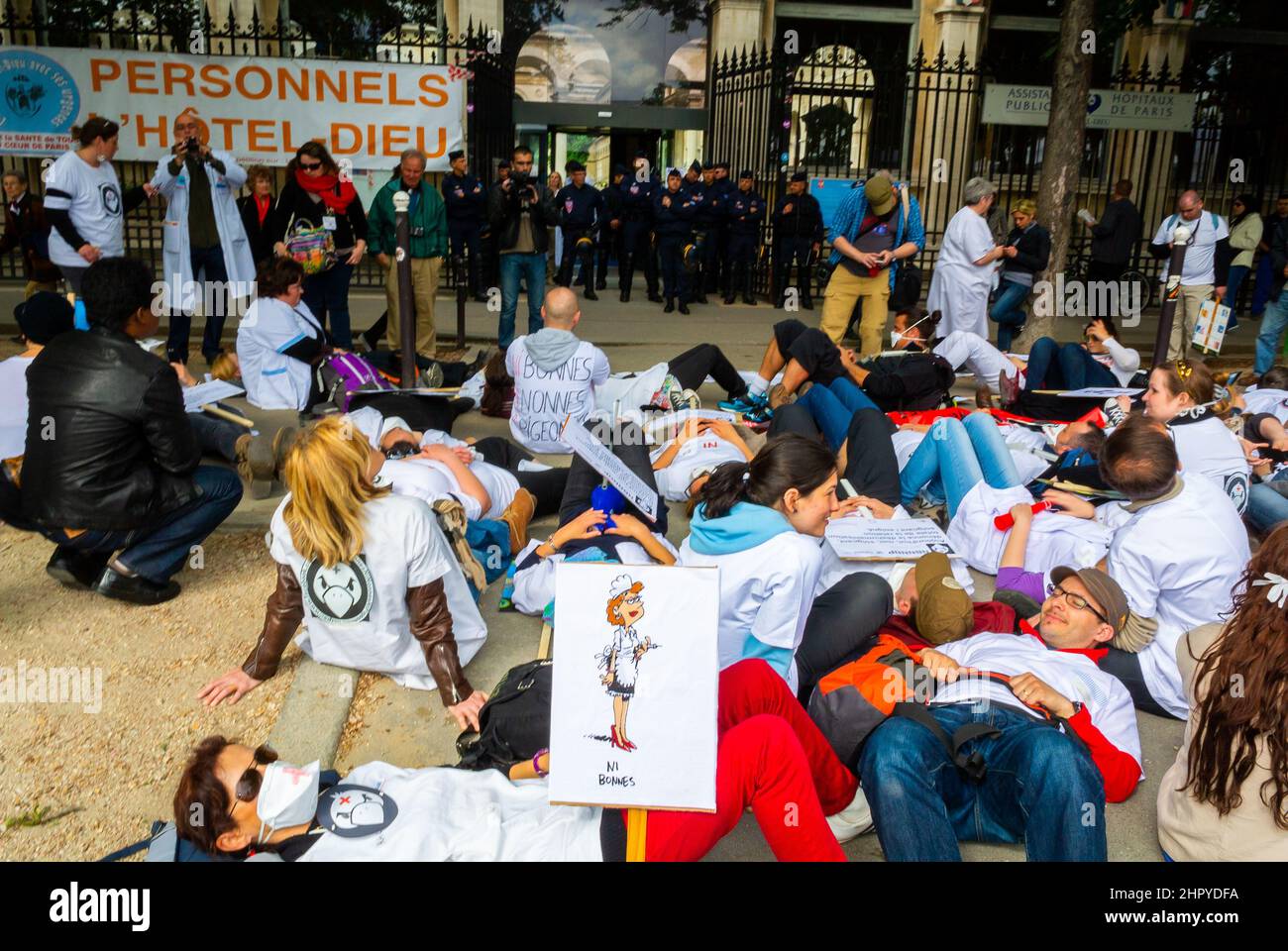 Parigi, Francia, operatori sanitari, Nurses Demonstratioin contro Hospital Hotel Dieu chiusura Emergency Ward, 2013, folla protesta Foto Stock