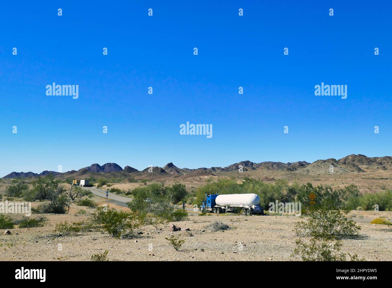 Camion su una strada nel deserto. Autostrada 62 vicino a Parker, San Bernardino County, California, Stati Uniti Foto Stock