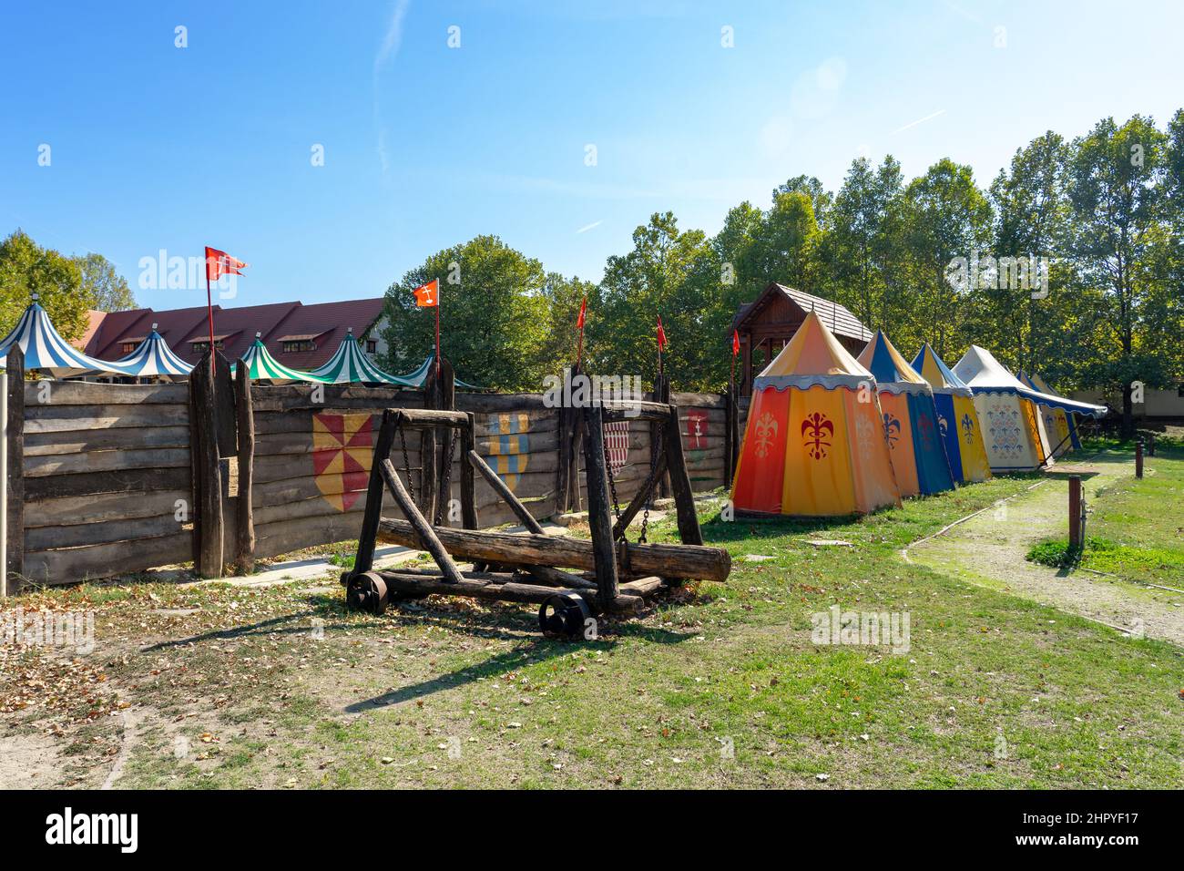 Colorato cavaliere medievale tende età in sumeg castello cavaliere gioco joust decorazione Foto Stock