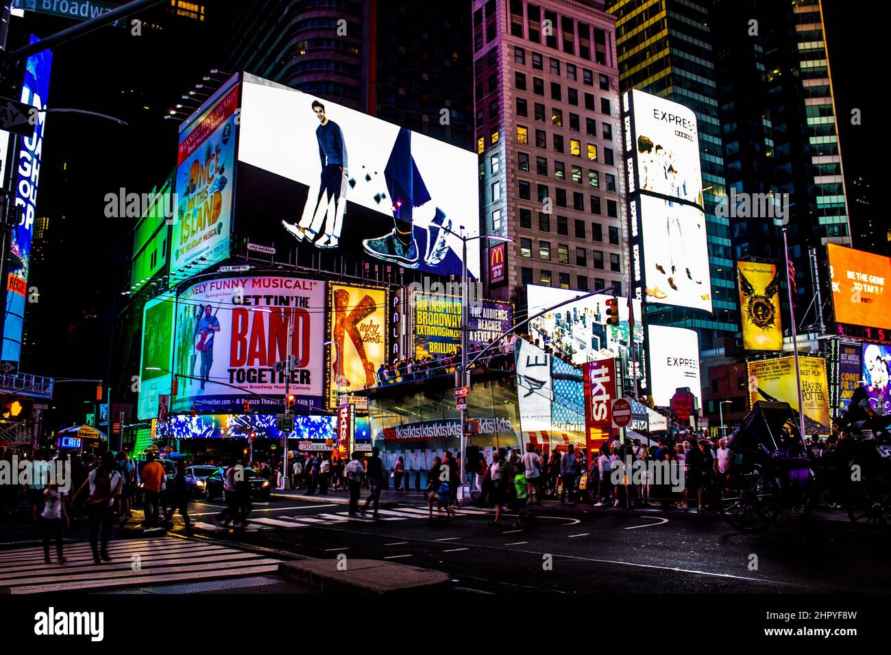 Serata a Times Square Times Square di notte NYC illumina la vita di New York. Vita notturna a New york NYC la grande folla di mele a Times Square in una serata autunnale Foto Stock