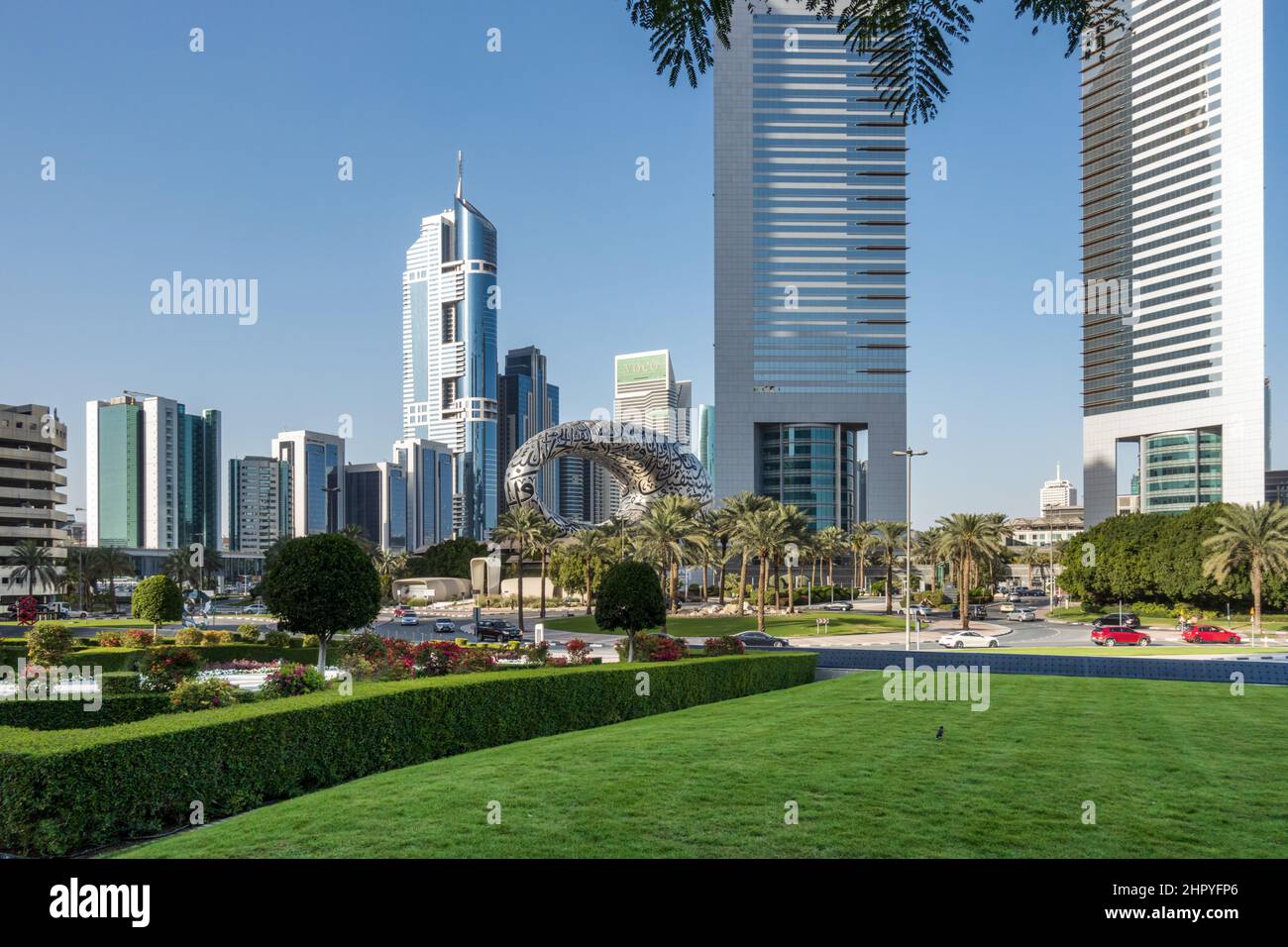 Jumeirah Emirates Towers e il Museo ovale del futuro accanto alla Sheikh Zayed Road, vista dall'area DIFC di Dubai, Emirati Arabi Uniti Foto Stock