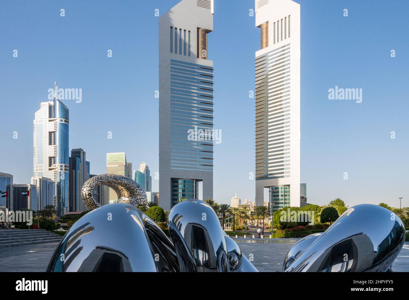 Jumeirah Emirates Towers e il Museo ovale del futuro accanto alla Sheikh Zayed Road, vista dall'area DIFC di Dubai, Emirati Arabi Uniti Foto Stock