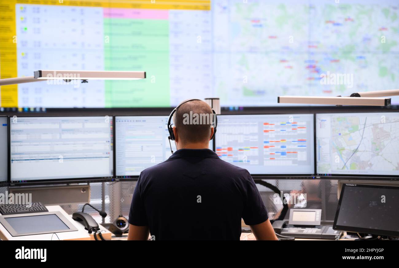 Hannover, Germania. 24th Feb 2022. I dispatcher lavorano presso il centro di controllo regionale della stazione dei vigili del fuoco e del soccorso 1 a Weidendamm. Il nuovo centro di controllo regionale è operativo dal 13 febbraio 2022. Il centro di controllo riceve chiamate d'emergenza per i quasi 1,2 milioni di abitanti della città e della regione di Hannover e pianifica il salvataggio d'emergenza, il trasporto qualificato dell'ambulanza, la protezione antincendio e l'assistenza. Credit: Julian Stratenschulte/dpa/Alamy Live News Foto Stock