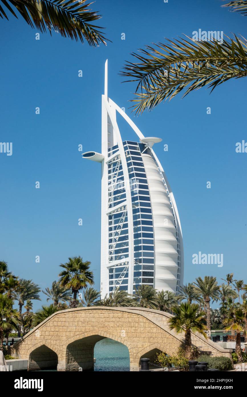 L'hotel Burj al Arab dal lungomare di Souk Madinat Jumeirah a Dubai, Emirati Arabi Uniti. Foto Stock