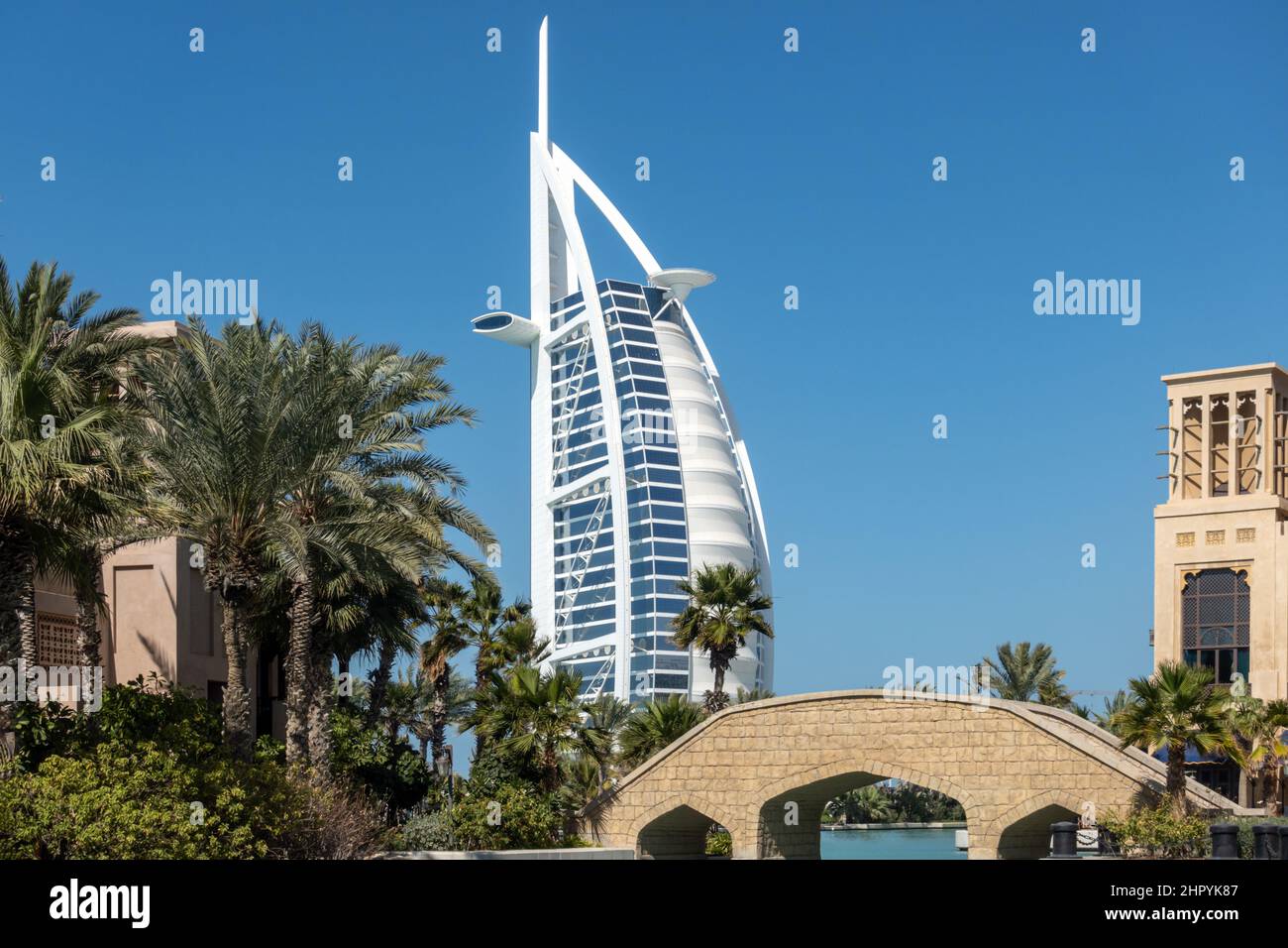 L'hotel Burj al Arab dal lungomare di Souk Madinat Jumeirah a Dubai, Emirati Arabi Uniti. Foto Stock