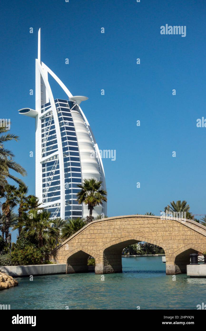 L'hotel Burj al Arab dal lungomare di Souk Madinat Jumeirah a Dubai, Emirati Arabi Uniti. Foto Stock