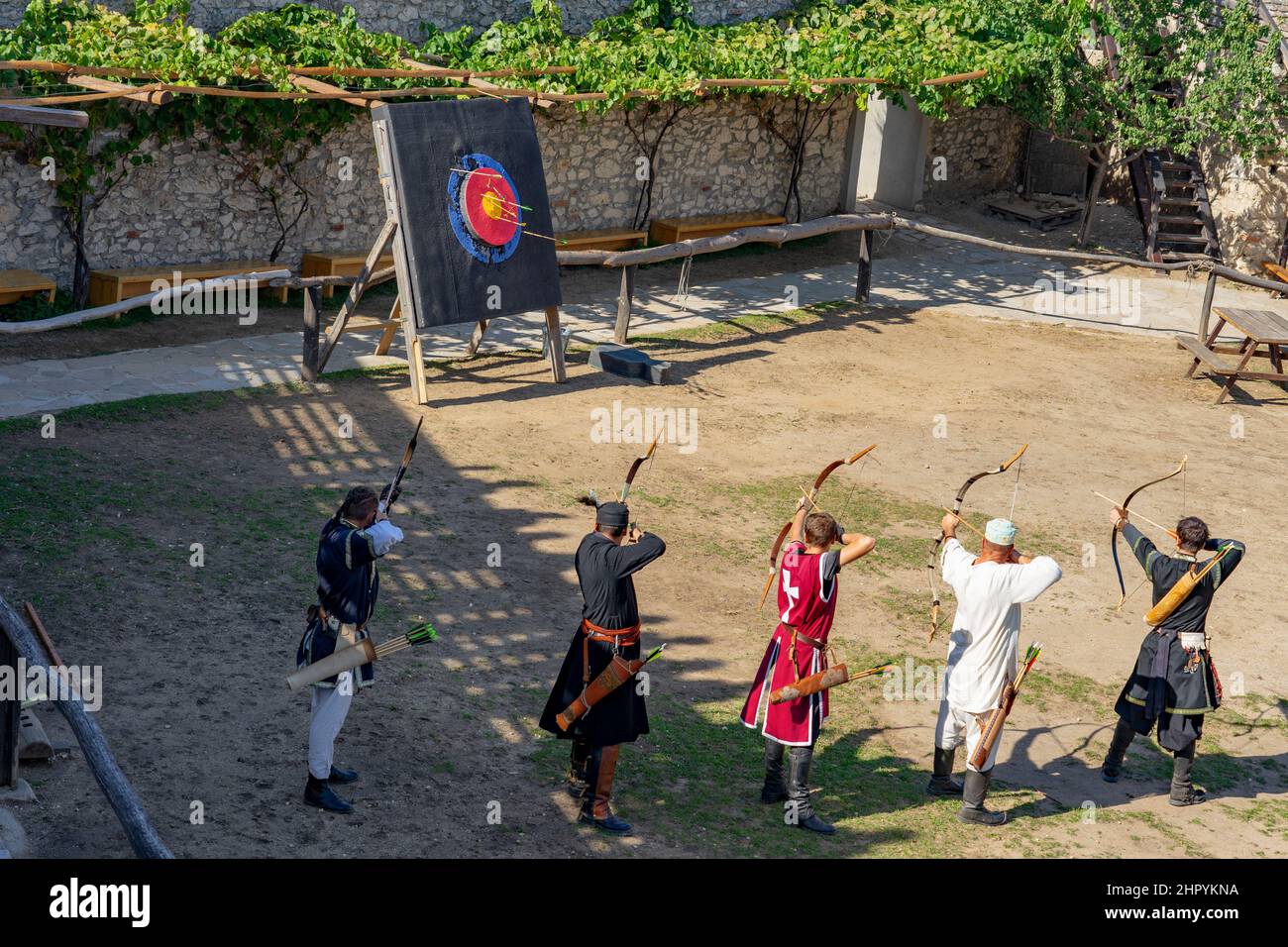 Mostra storica di tiro con l'arco ungherese nel castello di Sumeg Foto Stock