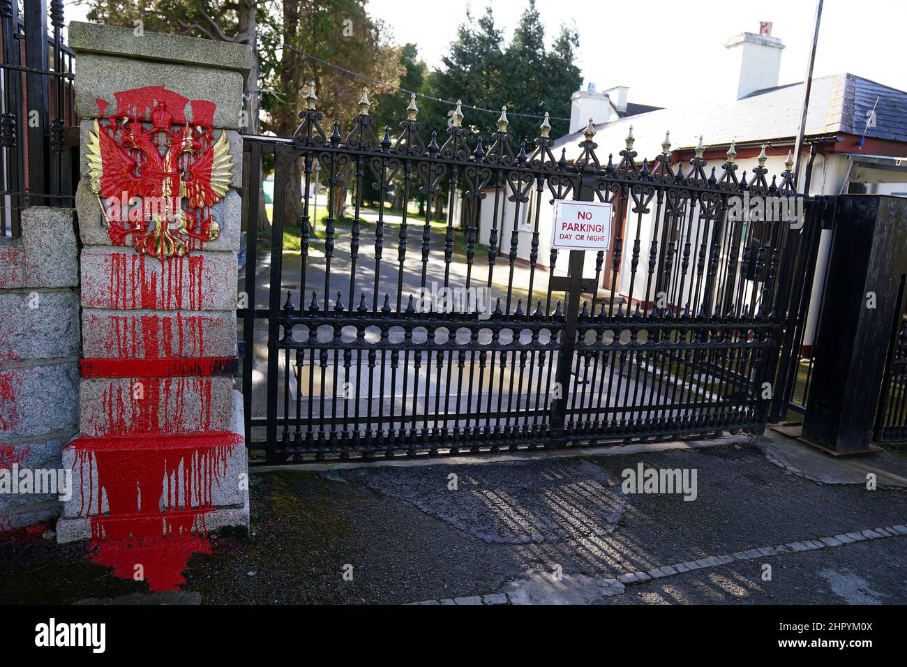 Una visione dell'Ambasciata di Russia a Dublino dove la vernice rossa è stata versata sullo stemma della Federazione Russa in seguito all'invasione russa dell'Ucraina. Data immagine: Giovedì 24 febbraio 2022. Foto Stock