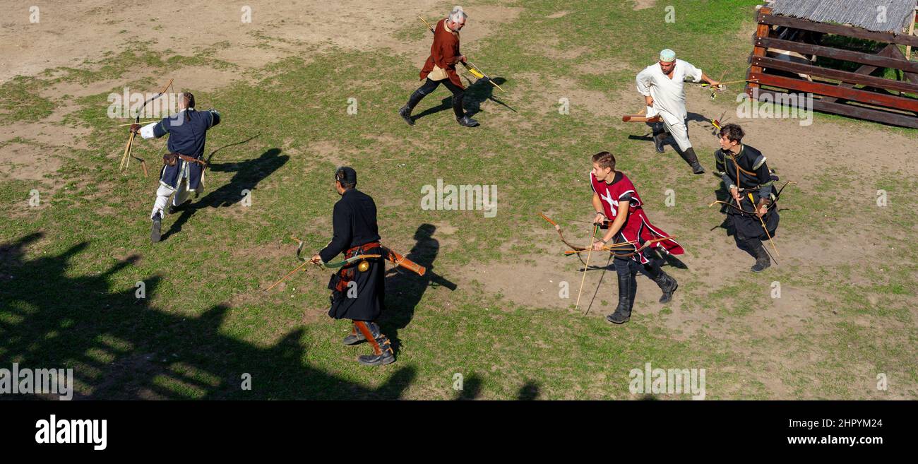 Sumeg, Ungheria - 10.10.2021: Mostra storica del tiro con l'arco ungherese nel castello di Sumeg Foto Stock