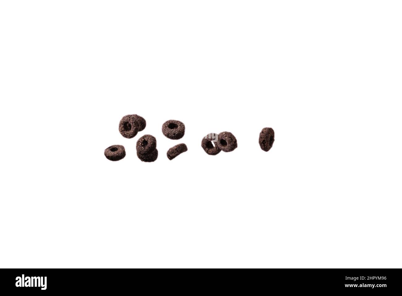 I cerali di cioccolato fuoriescono in una ciotola. Colazione. Isolato su sfondo bianco. Foto Stock