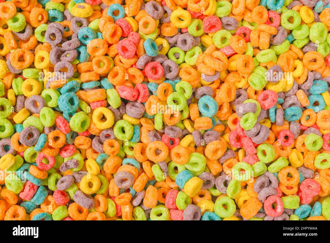 Dolci fiocchi multicolore, anelli di cereali come sfondo. Foto Stock