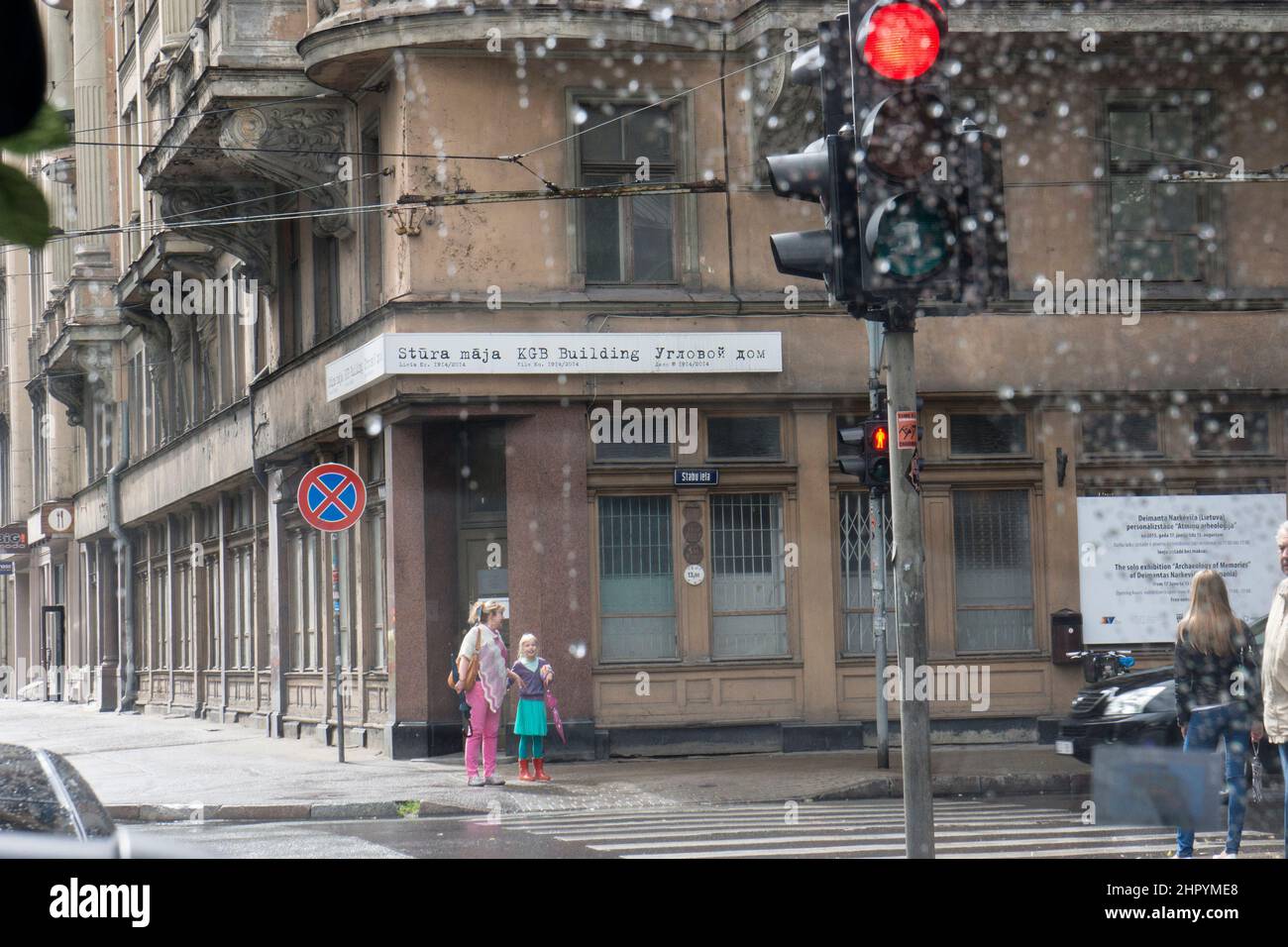 La sede centrale del KGB a riga. Quando la Lettonia fu occupata sotto il dittatore sovietico Stalin, la gente fu torturata, interrogata e giustiziata qui. Foto Stock