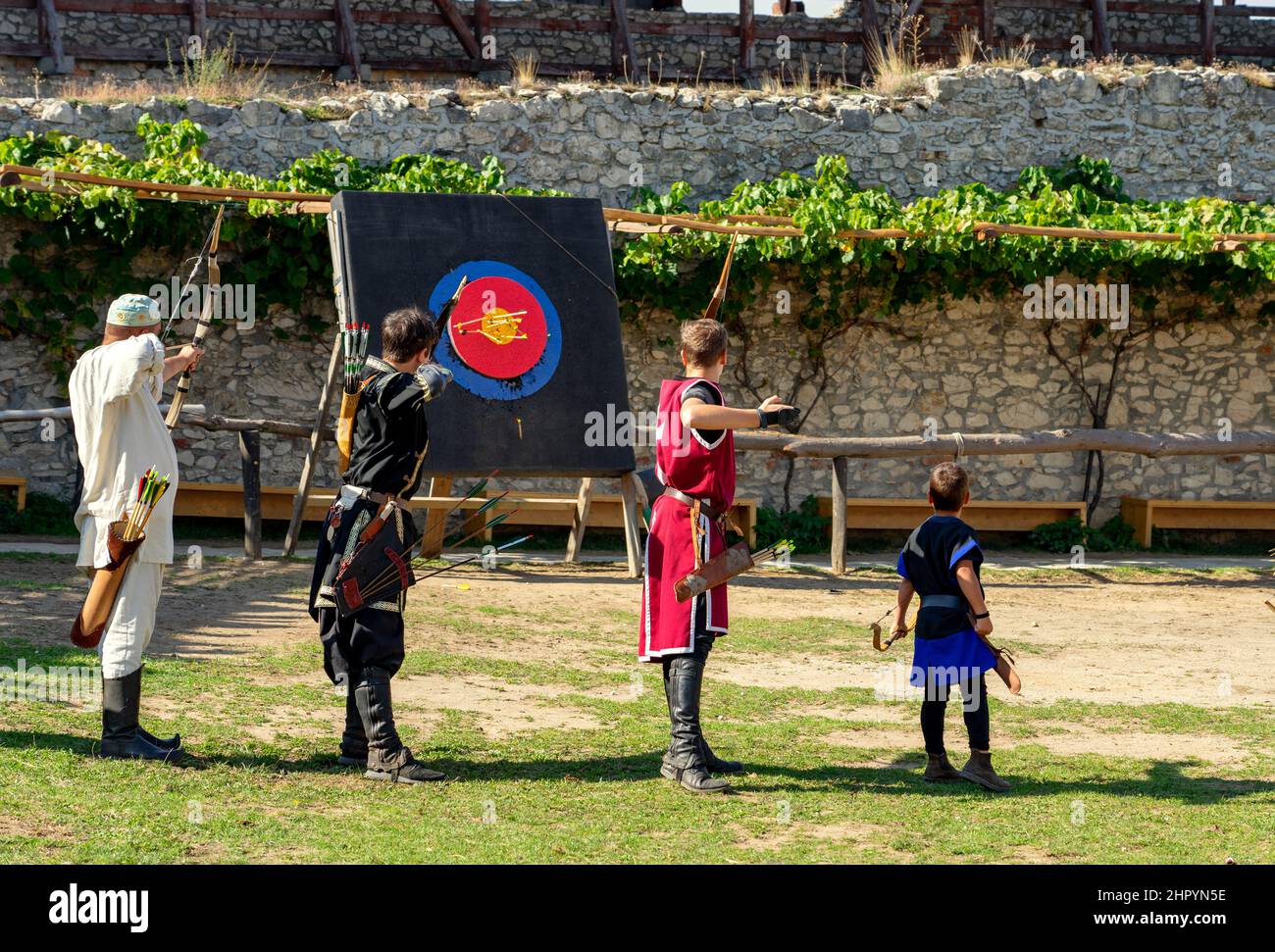 Mostra storica di tiro con l'arco ungherese nel castello di Sumeg Foto Stock