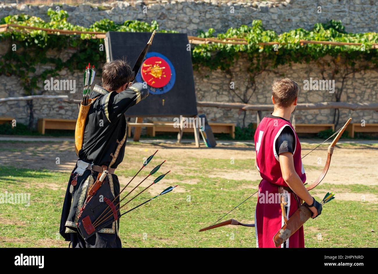 Mostra storica di tiro con l'arco ungherese nel castello di Sumeg Foto Stock