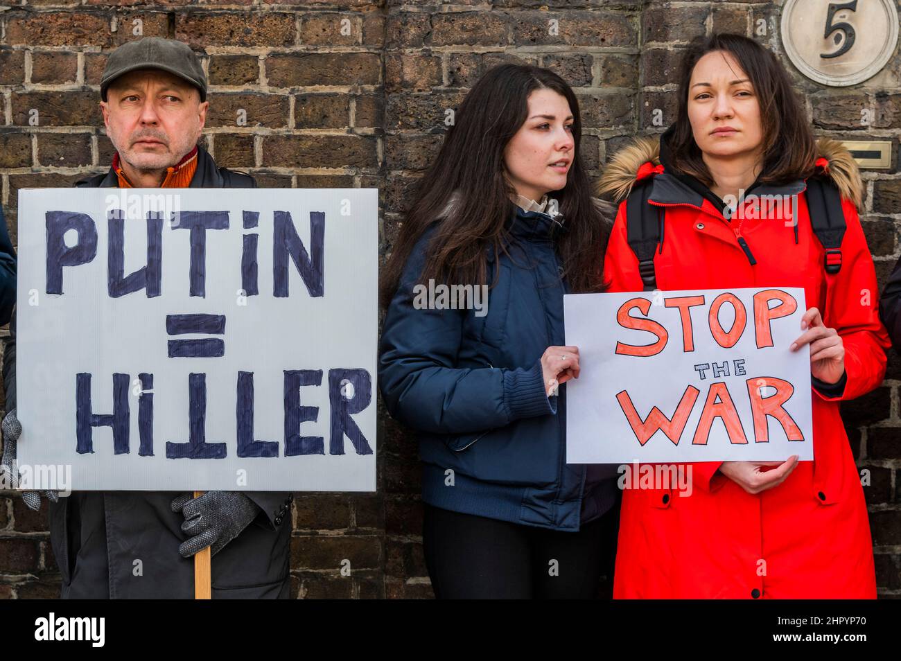 Londra, Regno Unito. 24th Feb 2022. Paragonando Putin a Hitler – gli ucraini e i russi si riuniscono fuori dall’Ambasciata russa a Londra per chiedere che Putin arresti la guerra e l’invasione dell’Ucraina. Credit: Guy Bell/Alamy Live News Foto Stock