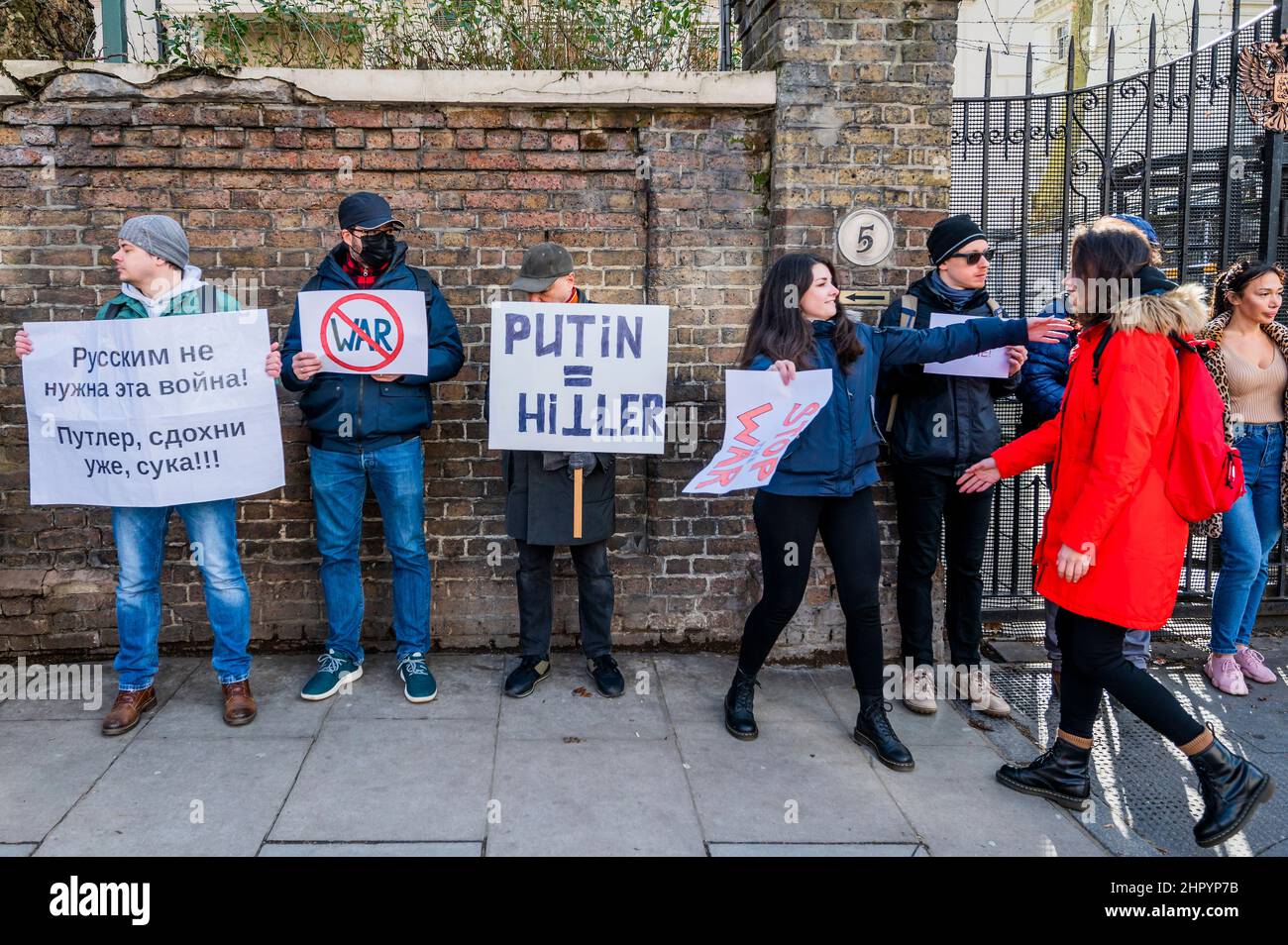 Londra, Regno Unito. 24th Feb 2022. Paragonando Putin a Hitler – gli ucraini e i russi si riuniscono fuori dall’Ambasciata russa a Londra per chiedere che Putin arresti la guerra e l’invasione dell’Ucraina. Credit: Guy Bell/Alamy Live News Foto Stock