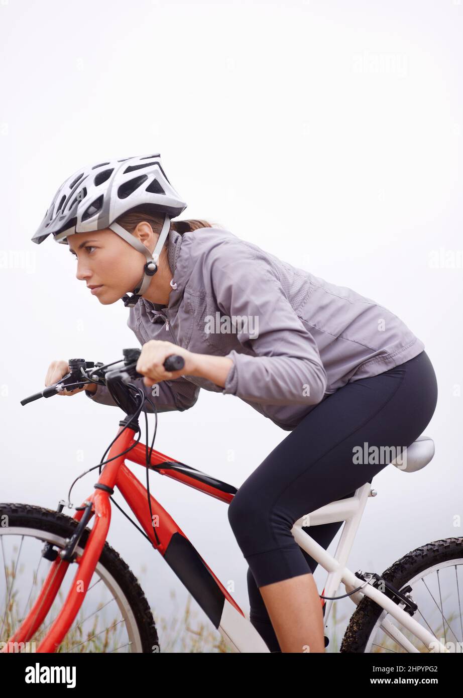 La sua alwa. Sparato di una mountain bike femminile fuori per un giro di prima mattina. Foto Stock