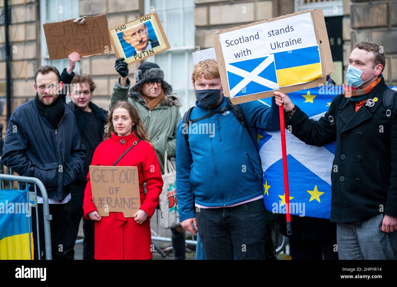 La gente partecipa alla manifestazione pubblica "Stand with Ukraine" al di fuori del Consolato Generale russo a Edimburgo, in seguito all'invasione russa dell'Ucraina. Data immagine: Giovedì 24 febbraio 202. Foto Stock